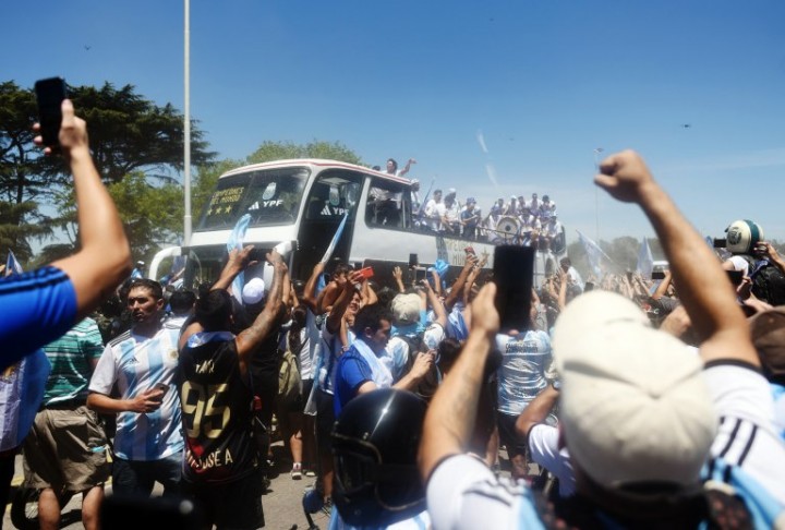 Revolución por los campeones del mundo: cinco millones de hinchas celebraron en una fiesta con final imprevisto