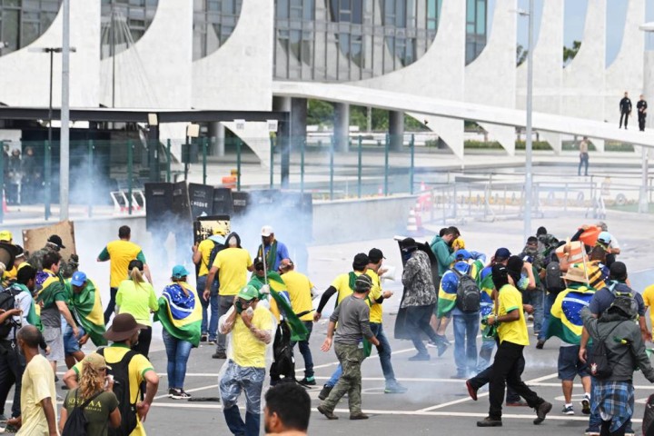 Murillo Camarot: "Hay una presión para que Bolsonaro viaje a Brasil"