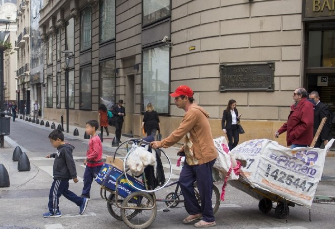 La pobreza aumentó y afecta al 39,2% de la población, según el INDEC