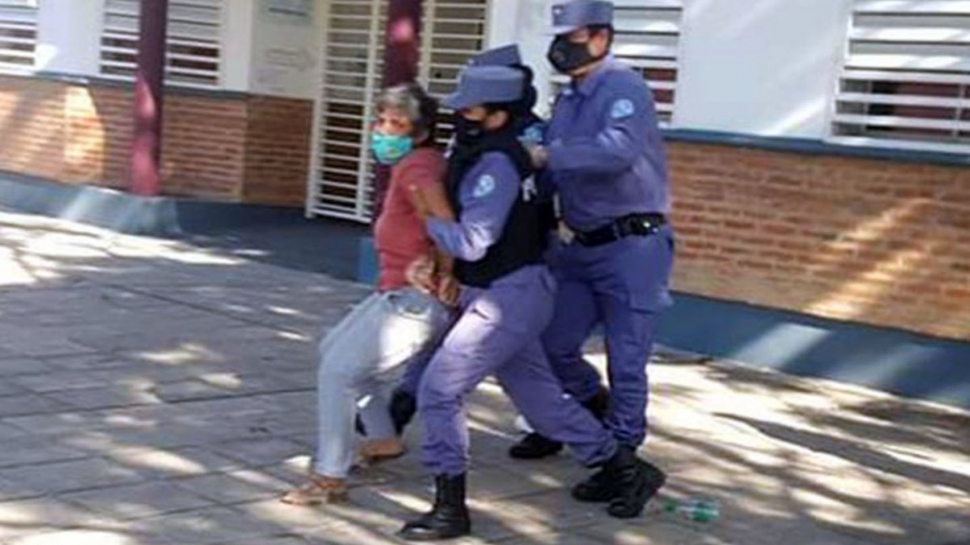 "Me agarraron del cuello como una gallina y una oficial me pateó" Gabriela Neme