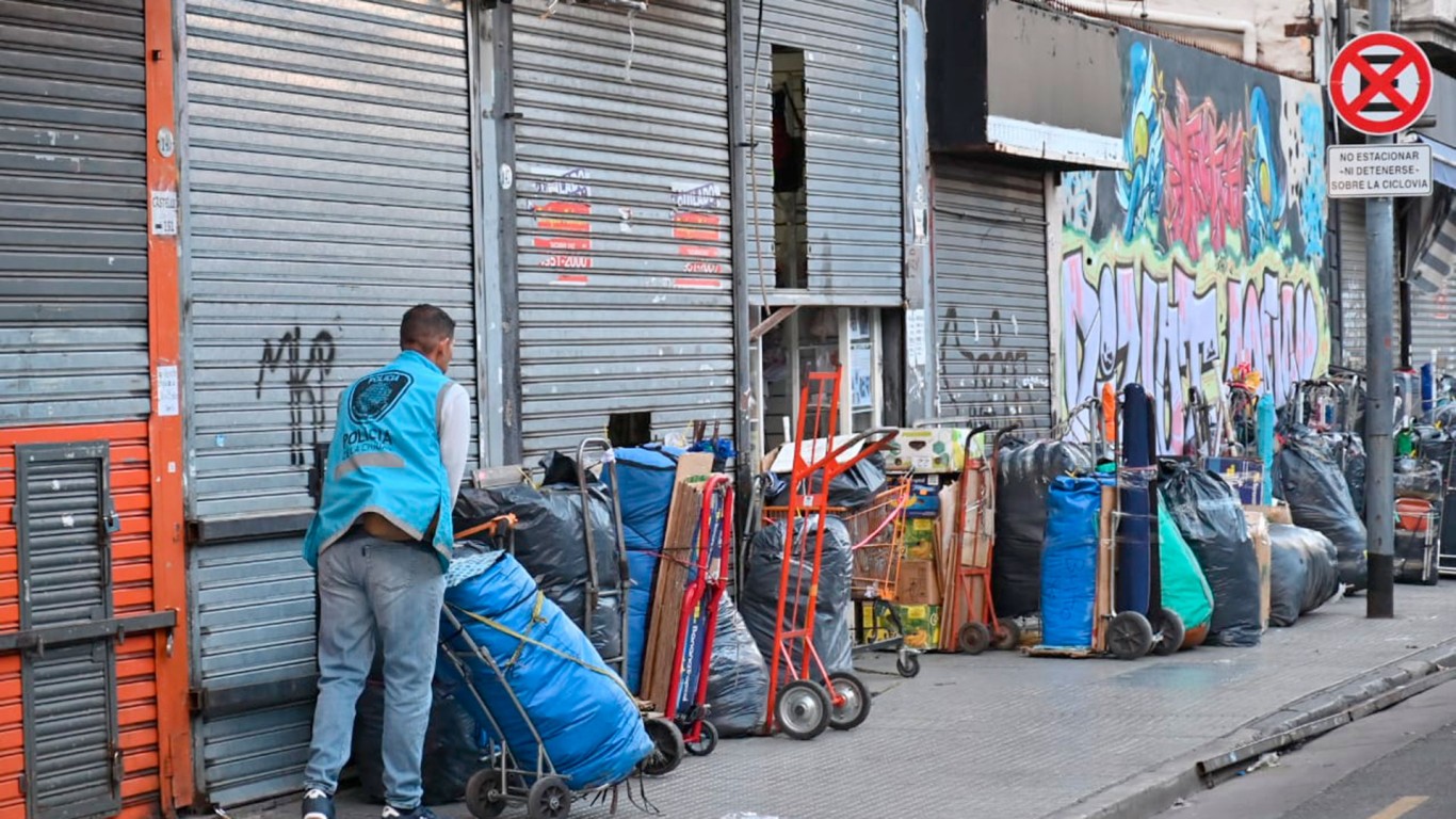 Conflicto con Manteros: "La Policía de la Ciudad nos cobra una coima por poner una manta y después nos vacía mercadería, es un show mediático"