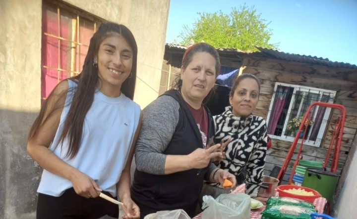 Natalia Méndez: "Cuando arranqué el comedor, hace 2 años, le daba de comer a 5 chicos. Hoy tengo a 35 y 4 mamás"